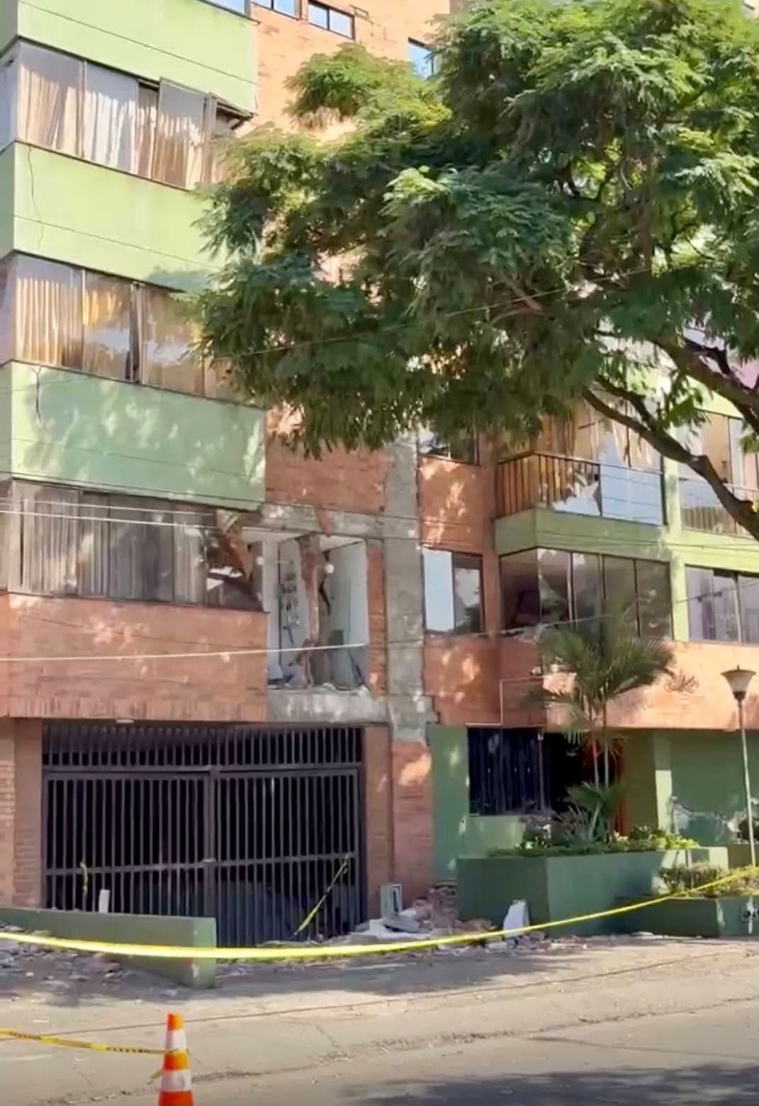 Losas de los balcones partidas y colgando de la fachada