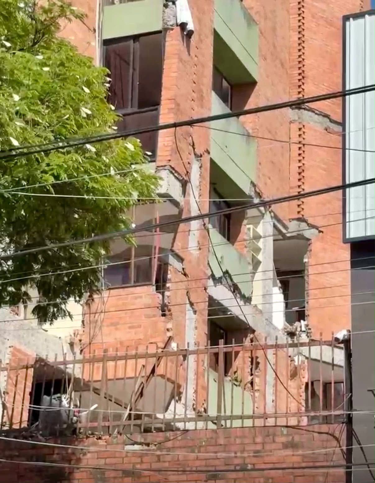 Muros de ladrillo desprendidos y un apartamento con el interior a la vista