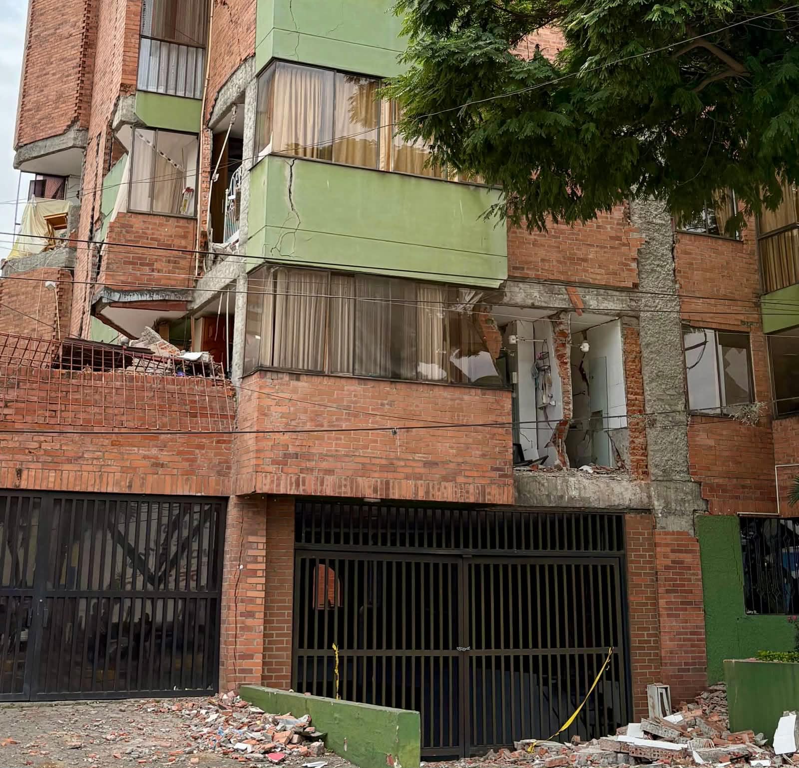 Columnas fracturadas y paredes caídas vistas desde la reja